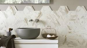 Résistant à l'eau, facile à entretenir, le carrelage a une place de choix dans la salle de bain. Carrelage Salle De Bain Un Shopping Tendance Pour La Renover Cote Maison