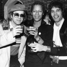 25 march 1947) is an english singer, songwriter, pianist, and composer. Elton John Wie Er Nach Jahrelanger Sucht Endlich Clean Wurde Stern De