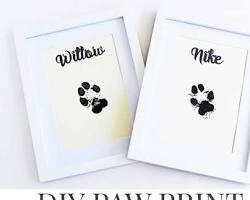 person making a paw print on a canvasの画像
