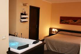 Lo spazio appartamento molto luminoso con vista sul corso, ingresso autonomo, camera matrimoniale con vasca idromassaggio, 1 bagno, zona living con cucina. Camera Suite Deluxe Con Vasca Idromassaggio Residenza Il Barone Tropea