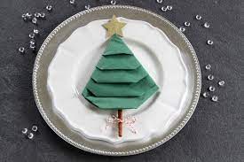 Lapin pour pâques, sapin à noël, bougie pour un anniversaire, fleur au printemps. Comment Faire Un Pliage De Serviettes En Forme De Sapin De Noel