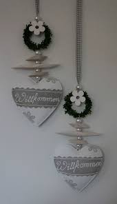 Preis Bezieht Sich Auf Ein Deko Hanger Wirkt Besonders Gut In Gruppen Wie Auf Dem Bild Oben Zu Sehen Holz Blume Fensterdekoration Dekoration Hangende Herzen