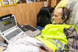 La lucha continúa pero de otra manera. Cote D Or Social Alain 55 Ans Un Gilet Jaune Tres Malade Manifestera En Brancard A Dijon