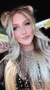 Sara Warnick's Instagram, Twitter & Facebook