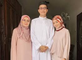 Jeans tu ketat dan blouse kamu paras paha. Ditegur Pakaian Kurang Sesuai Mira Filzah Hargai Cara Bapa Luah Kasih Sayang Jeans Tu Ketat Dan Blouse Kamu Paras Paha Hiburan Mstar