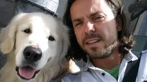 Sekunder senere stikker hunden av midt på flyplassen