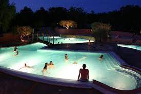 baignade piscine nocturne