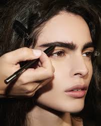 Kräftige Brauen wie auf dem Prada Laufsteg: So schminken Sie den Look laut  Expertin nach