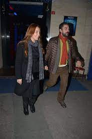 Sen anlat karadeniz'in mustafa'sı olarak gönüllerde taht kuran ünlü oyuncu sinan tuzcu 1,5 yıldır birlikte olduğu beyza kapu ile dünyaevine girdi. Who Is Sinan Tuzcu Dating Sinan Tuzcu Girlfriend Wife