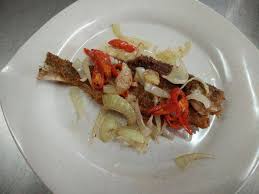 Setelah rata masukan bawang merah, bawang putih dan cabe lalu aduk. Cara Paling Mudah Buat Ikan Pekasam Sendiri Memang Terlajak Sedap Rasanya Keluarga
