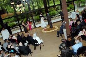 Le mariage civil, c'est seulement s'engager devant l'état français ou pire devant l'administration. Ceremonie