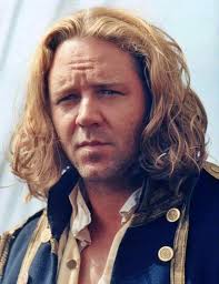 Russell Crowe dans la peau du capitaine Jack Aubrey pour le film MASTER AND  COMMANDER, réalisé par Peter Weir en 2003 🎬