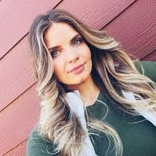 Ashley Gerace's Instagram, Twitter & Facebook