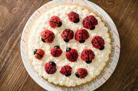 Über 140 bewertungen und für sehr lecker befunden. Sommerlicher Marienkafer Kuchen Mit Erdbeeren Rezepte Fur Familien Kreatives Essen Baby Kind Und Meer
