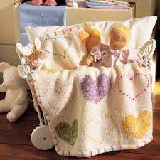 une couverture pour bebe ornee de cœurs couverture pour bebe couverture tricotee tricoter une couverture