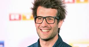 During his studies, he began to work as a reporter and presenter for radio and television. Hannah Holscher Kinder