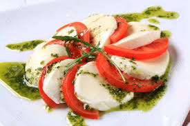 Tranches De Fromage Mozzarella Et Tomate Assaisonnée De Sauce Au Pesto  Banque D'Images Et Photos Libres De Droits. Image 13803586.