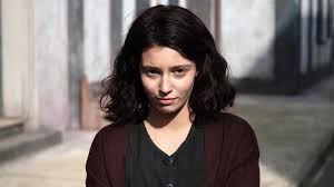 Née à vico equense en 2004, gaia girace est la fille d'un agent immobilier et d'un professeur de soutien. Tomris Laffly On Twitter Her Name Is Gaia Girace She Is In My Brilliant Friend She Should Be In Everything