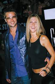 Aniston já apareceu em vários comerciais e videoclipes. Jennifer Aniston And Brad Pitt Relationship Timeline From Dating To Marriage To Divorce
