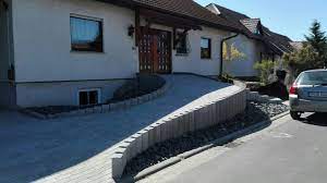 bild 11 nun ist der aufgang auch fertig gepflastert und der grobe schwarze schotter verteilt als abdeckung der ubr hofeinfahrt hauseingang treppen treppe aussen