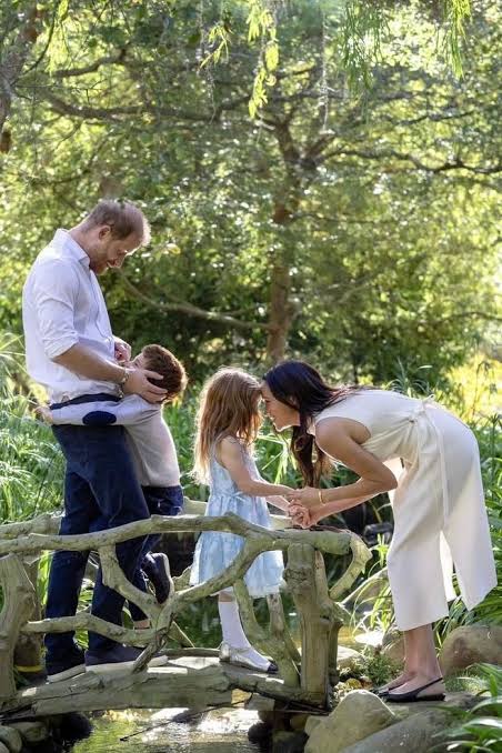 Harry e Meghan augurano buon Natale con una foto privata con i figli Archie e Lilibet (completamente diversa dalla cartolina di Kate Middleton e William) | Vanity Fair Italia
