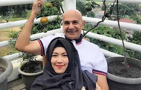 Putra dari pasangan ali mubarak sungkar seorang saudagar dari yaman dan fatma. Elus Perut Ibu Tiri Zaskia Shireen Sungkar Hamil