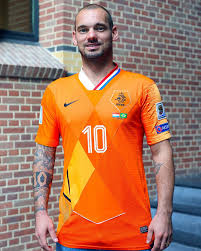 De shirts zouden eigenlijk in maart gelanceerd worden, maar door de corona crisis werd dit uiteindelijk nog even uitgesteld. Het Wesley Sneijder Nederlands Elftal Mashup Voetb Voetbalshirts Com