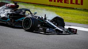 The greatest events in british motor racing happen at silverstone. Formel 1 Lewis Hamilton Gewinnt Auf Drei Radern In Silverstone Br24