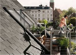 Mit Dem Dachbalkon Entsteht Sogar Zusatzliche Wohnflache Da Die Balkonflache Dort Liegt Wo Der Raum Unter Dem Dachbalkon Dachfenster Dachbodenausbau Fenster