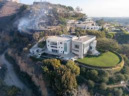 Celebrity homes that narrowly escaped ...