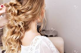 Diese lakonische, einfache und elegante frisur passt. Schonheit Hochzeit Frisur Braut Blondes Madchen Mit Dem Lockigen Haar Styling Lizenzfreie Fotos Bilder Und Stock Fotografie Image 75823890