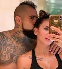 Ti amo arturo! a inizio anno la coppia ha vissuto momenti difficili, ma ora la fidanzata dell'ex calciatore della juve non lascia dubbi sul rapporto. Arturo Vidal Trato De Toxica A Sonia Isaza Y Crecen Los Rumores De Separacion Strikers Lado B