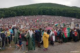 Astăzi se va afla la șumuleu ciuc, cel mai mare loc de pelerinaj al catolicilor din europa de est. Pelerinajul Impresionant De Rusaliile Catolice La Èumuleu Ciuc Libertatea