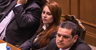 Hoy testificó en el juicio de el chapo guzmán en #ny. La Ex Diputada Lucero Sanchez Vinculada Con El Chapo Guzman Intento Escapar Y Fue Tacleada Sinembargo Mx