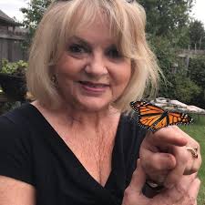 I have to put a camera in here. She rotated the crate, removed the crate  tray, pulled in the bath mat and was working