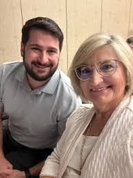 Gloria Toth's Instagram, Twitter & Facebook