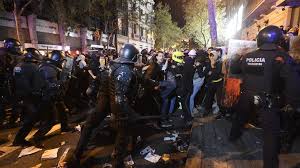 The english idiom to break the ice can be translated literally into spanish: Catalan Protests Fresh Clashes After Spain Jails Separatist Leaders Bbc News