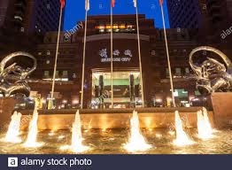 Hotels/motels near ngee ann city are provided below sorted in the order of their distance (closest 10 scotts rd., singapore, 228211 singapore ~0.27 miles northwest of ngee ann city ~4 minute walk. Ngee Ann City Und Brunnen Bei Nacht Singapur Stockfotografie Alamy