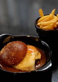 Francesinha y hamburguer en prato. Visao Os Melhores Locais Para Comer Hamburgueres No Porto