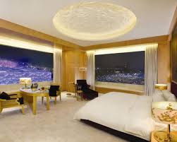 Biggest Bedroom In The World With Big Chandelier In The Ceiling Big Bedrooms Luxurious Bedrooms Bedroom Design