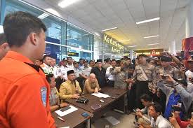 Fu il peggior disastro aereo in indonesia dal 1997, quando 234 persone rimasero uccise su un volo garuda vicino a sriwijaya air è una delle compagnie aeree low cost dell'indonesia, che vola verso. Indonesia Aereo Caduto Con 188 Persone A Bordo Un Italiano Tra Le Vittime