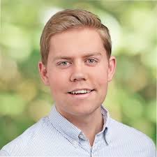 FÆRDIGUDDANNET👨‍🎓 Efter 2 års slid og slæb kan jeg nu med stolthed kalde  mig selv for uddannet Finansøkonom! Det er har været et par helt  fantastiske år, hvor jeg har haft fornøjelsen