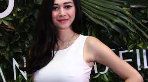 Lalu, siapa sebenarnya eryck amaral? Biodata Aura Kasih Penyanyi Mari Bercinta Yang Menikahi Bule Tampan Miliki Beda Usia 8 Tahun Surya