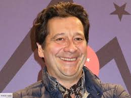 Il plaide la cause des hôpitaux devant de nombreux gouvernements pour obtenir plus de subventions et une prise de. Laurent Gerra Bientot Papa Sa Compagne Christell Christelle Bardet Shotoe