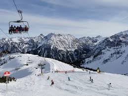 In obertauern, dem skigebiet im salzburger land, gibt es das ganze 1752 meter über dem meeresspiegel, sowie mehr als 100. Skiurlaub Mit Kindern Osterreich Hier Ist Es Perfekt