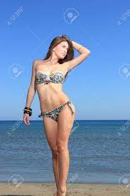 ギリシャのビーチでポーズのセクシーなビキニモデルの写真素材・画像素材 Image 10913522