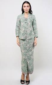 Baju melayu moden adalah pakaian tradisional yang telah diberikan nafas baru seiring dengan peredaran zaman. Pakaian Tradisional Melayu Pengkhazanahan Rumah Melayu