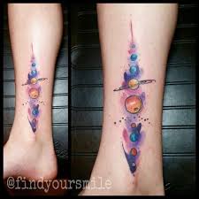Watercolor tattoos are based on the technique of blending traditional tattooing with watercolor paintings, which gives it an absolutely different look as compared to the traditional tattoo. Tumblr Nfvnk7dla61sclg5bo1 500 Jpg 500 500 Tatuaje Del Sistema Solar Tatuaje De Planetas Tatuajes Creativos