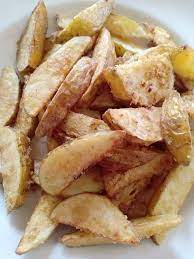 Untuk membuat potato wedges, kentang harus dibelah dua terlebih dulu kemudian potong mulai bagian samping ke tengah dengan arah pisau miring. Resipi Cheesy Potato Wedges Homemade Sedap Menjilat Jari