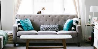Au niveau de l'assise, appliquez du bicarbonate. Comment Nettoyer Ou Detacher Un Canape Ou Un Fauteuil En Tissu